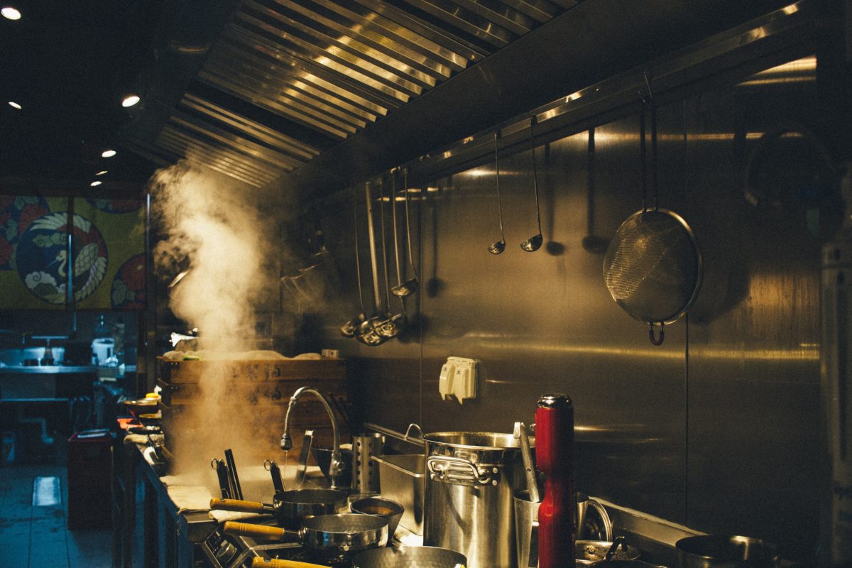 Hệ thống hút mùi, hút khói nhà hàng hút khói, dầu mỡ, hơi nóng từ quá trình nấu nướng.